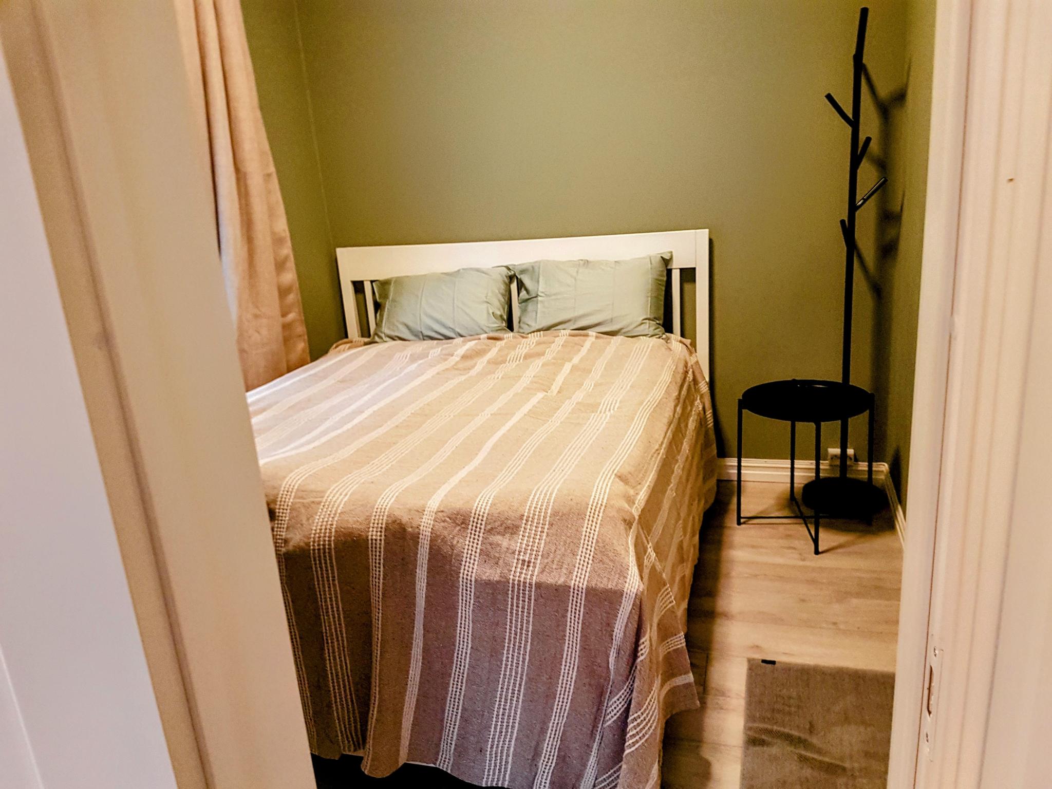 Soverom med inngang til bad